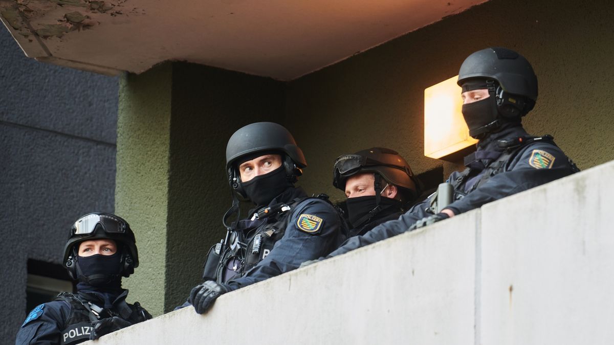 Německá policie podnikla razie v domovech klimaaktivistů, kteří špinili slavné obrazy