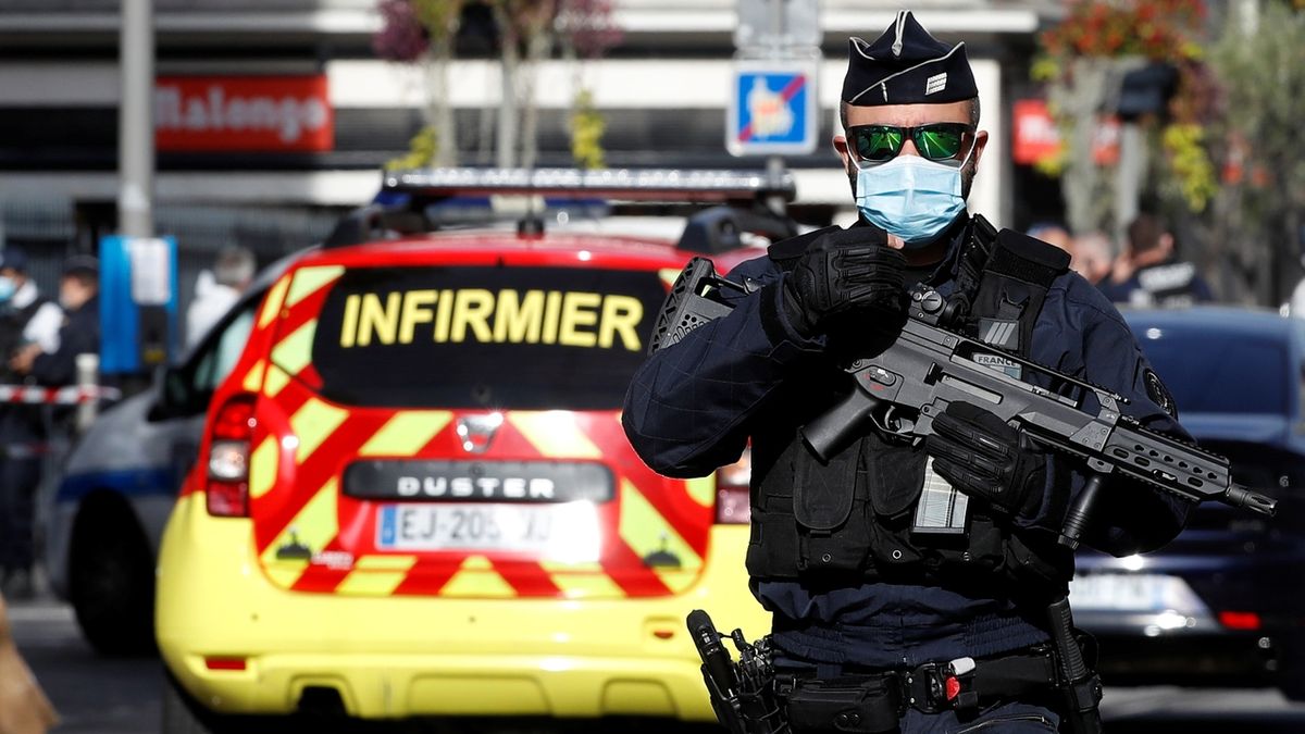 Ve Francii muž ubodal policistku, sám pak zemřel po zásahu jejích kolegů