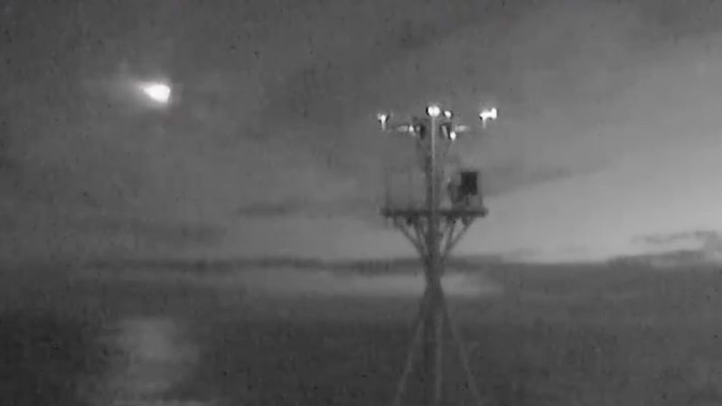 Pád nezvykle jasného meteoru zachytila kamera z lodi