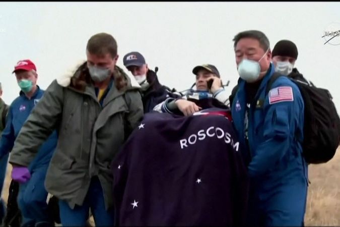BEZ KOMENTÁŘE: Tři astronauti z USA a Ruska se po půlroce na ISS vrátili na Zemi