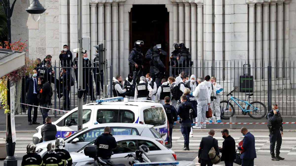 Útočník v bazilice Notre-Dame v Nice uřízl ženě hlavu
