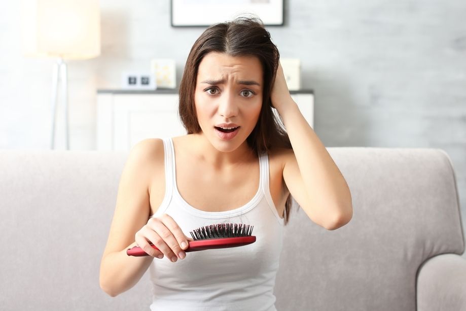 Za padání vlasů může i podzimní čas či nadměrný stres.