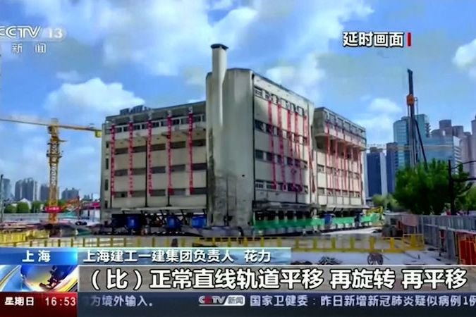 BEZ KOMENTÁŘE: Školu v Šanghaji přesunuli o 60 metrů dál
