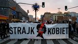 Spor o potraty otřásá Polskem