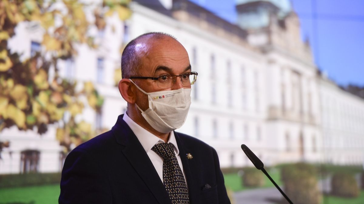 Ministr zdravotnictví Jan Blatný vystoupil po jednání vlády.