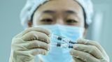 Příbalový leták k čínské vakcíně zmiňuje 73 vedlejších účinků