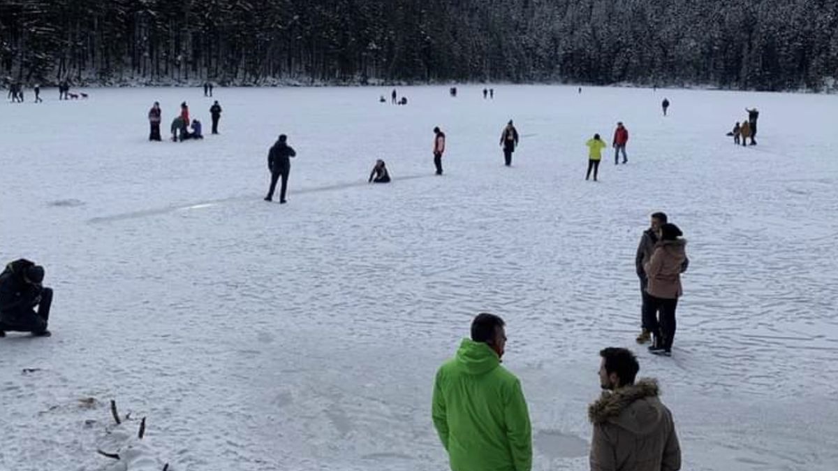 Stovky turistů se vydávaly v minulých dnech bruslit na ledovcová jezera na Šumavě. 