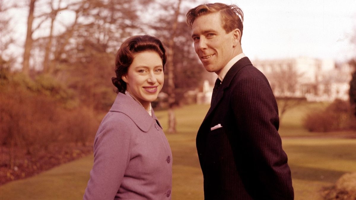 Princezna Margaret se svým snoubencem Anthonym Armstrongem-Jonesem (lordem Snowdonem)