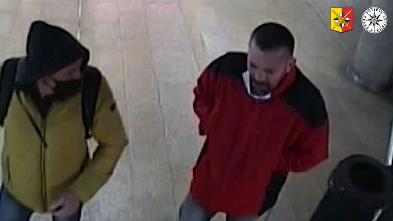 Dvojice zbila a okradla muže na cestě z nákupu v Praze, podezřelé zachytila kamera