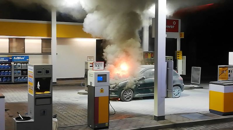 Auto ve Zlíně hořelo přímo uprostřed čerpací stanice