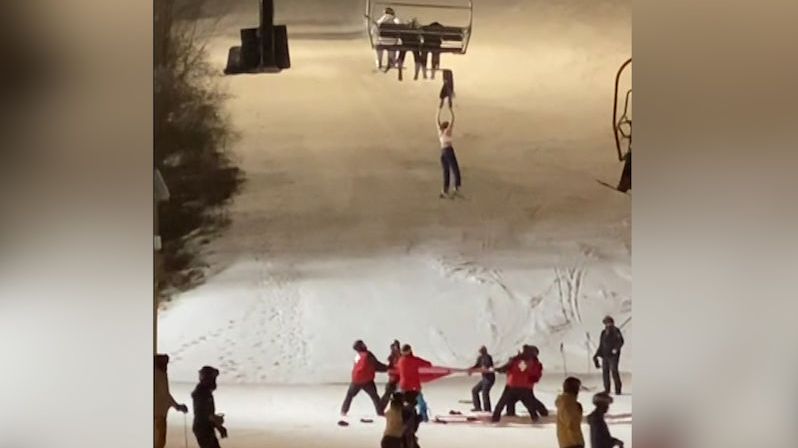 Čtrnáctiletá lyžařka visela z lanovky, chytat ji museli do plachty
