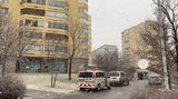 Při pádu z devátého patra domu v Praze zemřel mladý muž