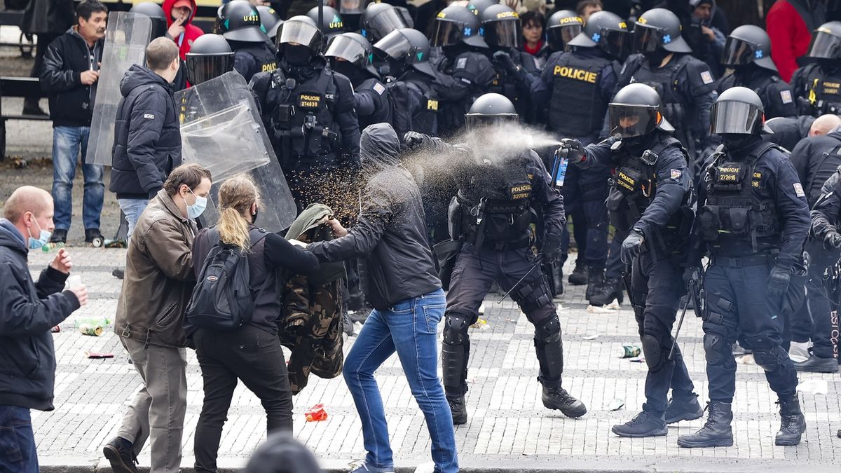 V násilí a zákrok policejních těžkooděnců vygradovala v neděli 18. října 2020 na Staroměstském náměstí v Praze demonstrace proti vládním opatřením kvůli pandemii koronaviru.