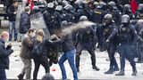 Protiroušková demonstrace: 144 zadržených, 20 zraněných policistů