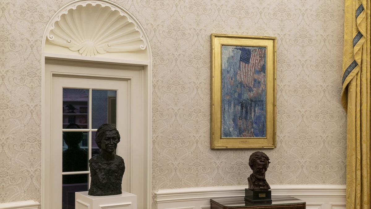 V Oválné pracovně jsou busty Rosy Parksové (vlevo) a Abrahama Lincolna.
