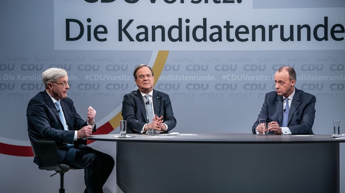 Norbert Röttgen, Armin Laschet a Fridrich Merz při televizní diskusi v Berlíně.
