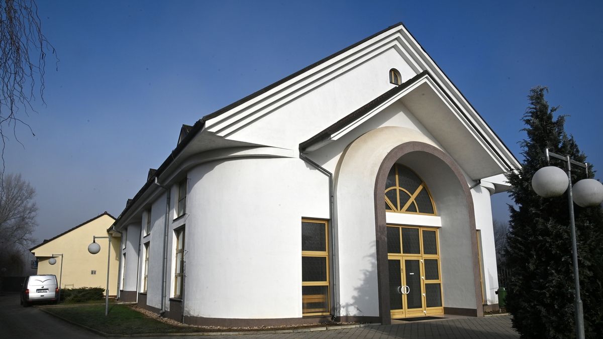 Obřadní síň krematoria v Hustopečích na Břeclavsku, kam z krematoria v Ostravě přivezli 58 zesnulých.