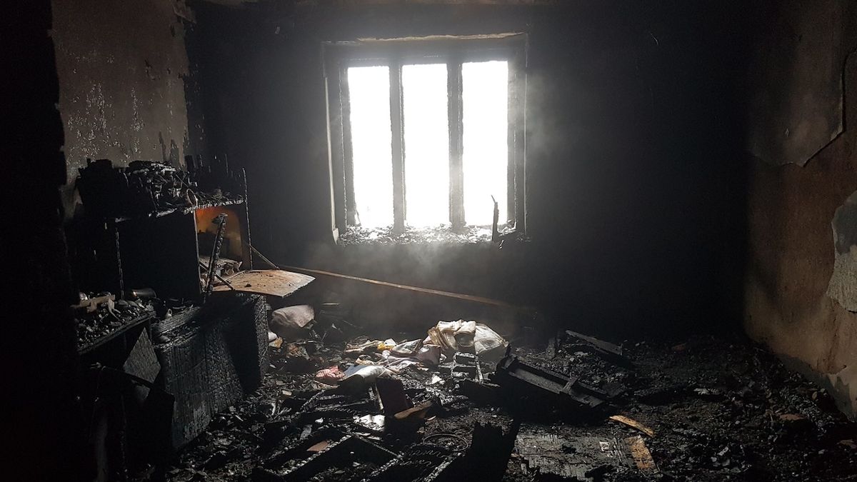 Muž, kterého vytáhli z hořícího domu v Lošticích, i přes snahu záchranářů zemřel