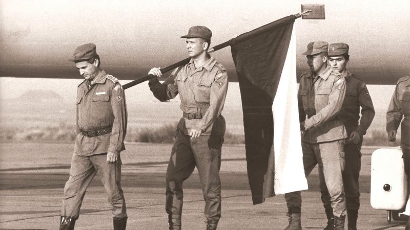 Českoslovenští vojáci po návratu z operace Pouštní bouře. V čele jde plukovník Ján Valo.
