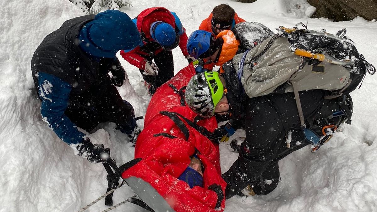 Z ledopádu v Jizerských horách se utrhl kus ledu a zranil lezce