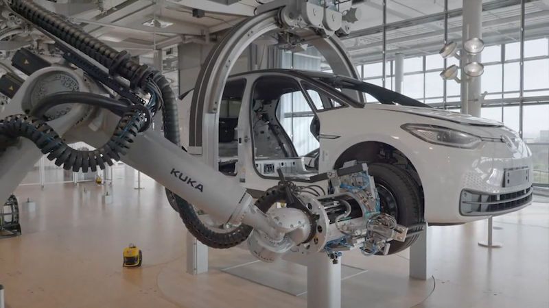 Volkswagen už v prosklené továrně nevyrábí limuzíny, ale elektromobily ID.3