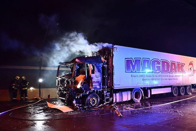BEZ KOMENTÁŘE: Noční požár kamionu v Lochkovském tunelu v Praze