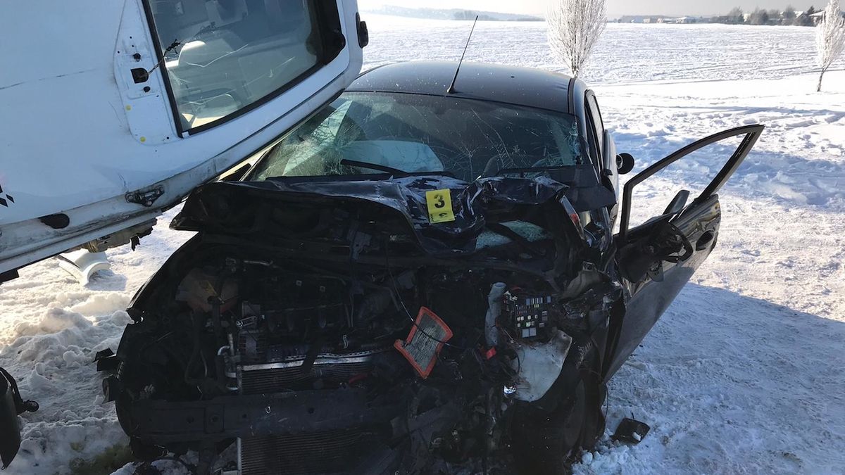 Řidičku z osobního auta odvezla záchranka po nehodě u Klecan do nemocnice
