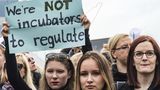 Ministerstvo bere zpět Blatného slova o vězení pro lékaře provádějící potraty Polkám