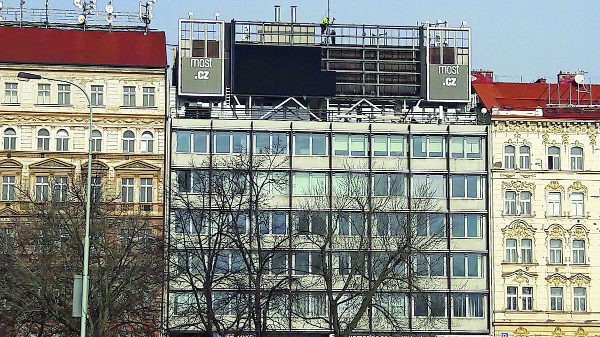 Gigantický billboard už na Nuselském mostě neoslňuje