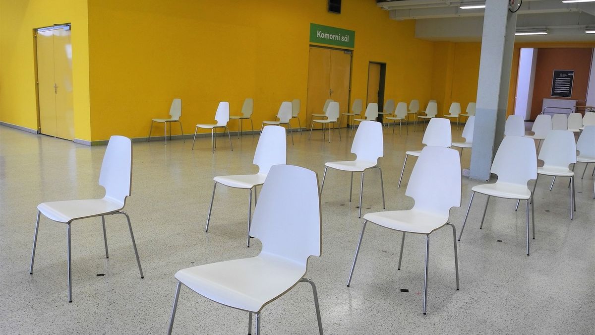 Část pavilonu v očkovacím centru v Ostravě zabírají židličky. Zde budou lidé odpočívat 30 minut po očkování. Místo komorního sálu vzniklo zázemí pro zdravotnické záchranáře.