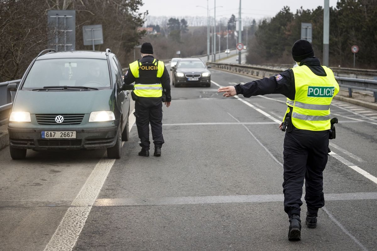 Policisté kontrolují řidiče na hranicích Prahy