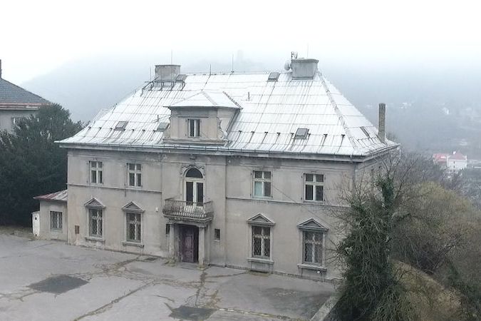 Prvorepubliková Hönigova vila v Ústí nad Labem je na prodej. Prohlédněte si ji z ptačí perspektivy