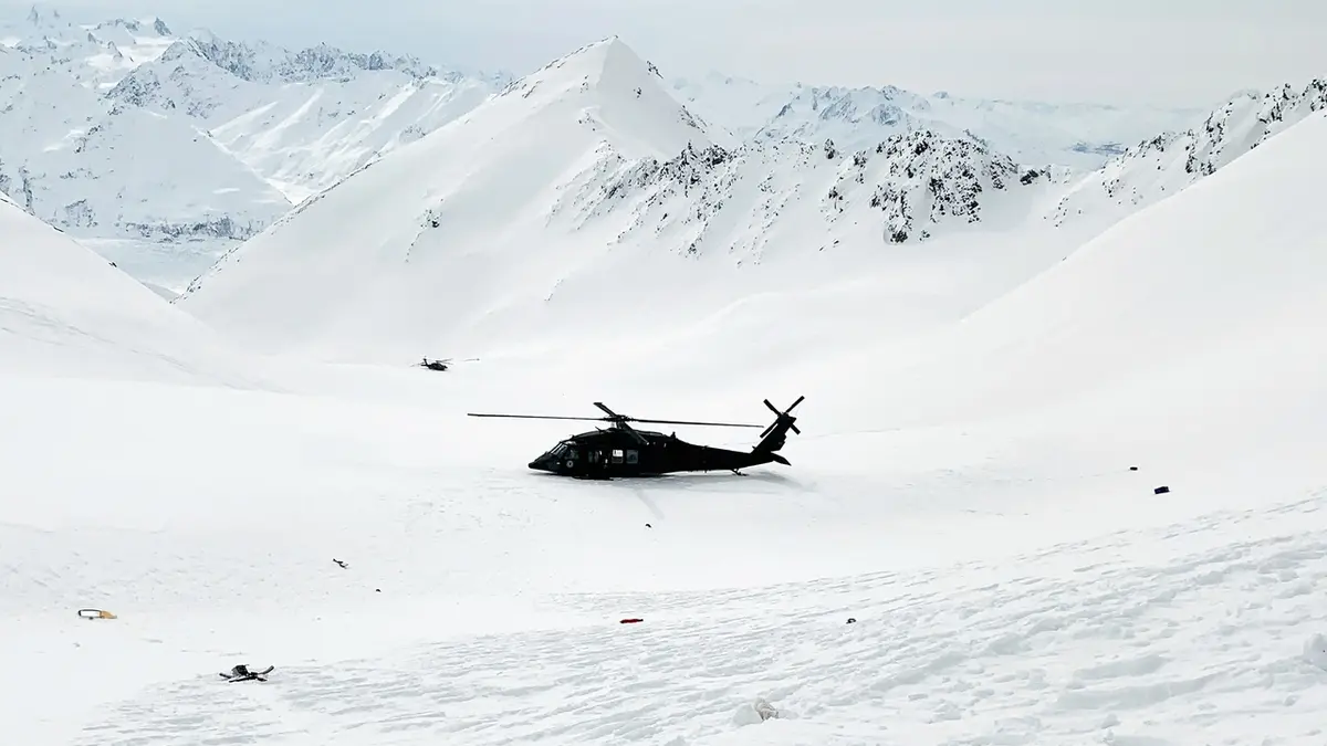 Vrtulníky záchranářů na Aljašce v oblasti, kde havarovala helikoptéra, v níž cestoval Petr Kellner.