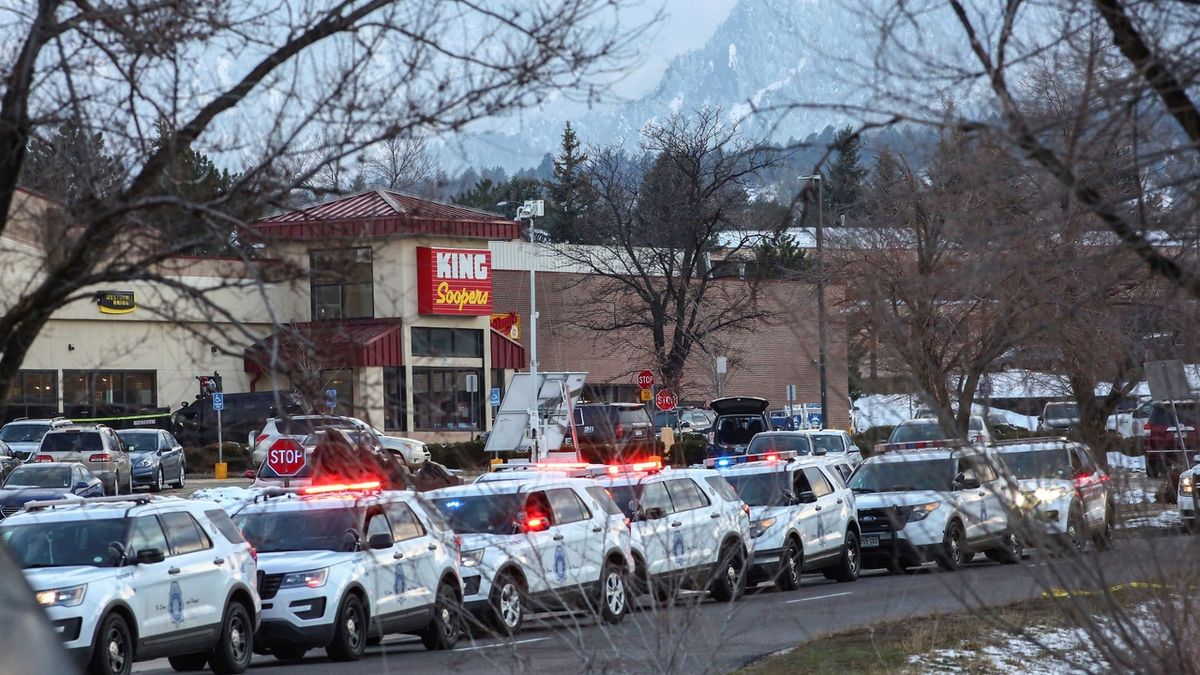 Policisté před supermarketem v Boulderu u Denveru