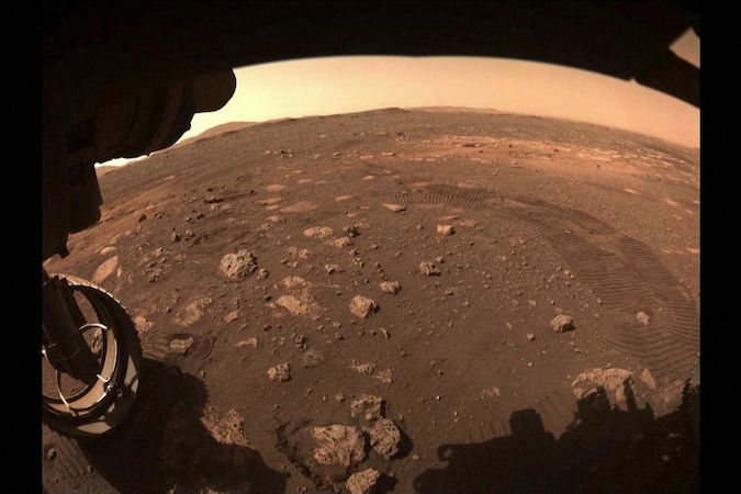NASA zveřejnila zvuk, který vydává Perseverance při jízdě na Marsu