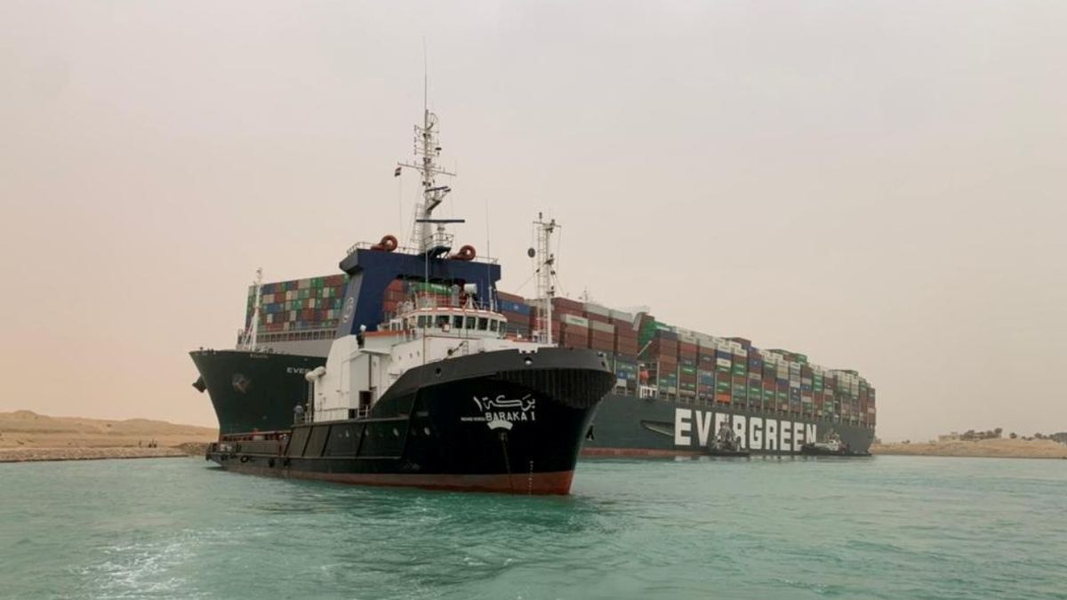 Další pokus o uvolnění lodi uvázlé v Suezu nevyšel