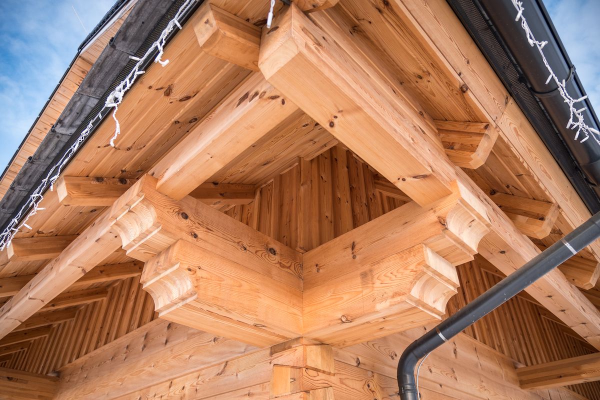 Dlouhé přesahy střechy jsou praktické. Stíní v létě a v nepříznivém počasí pomáhají chránit dřevo domu.