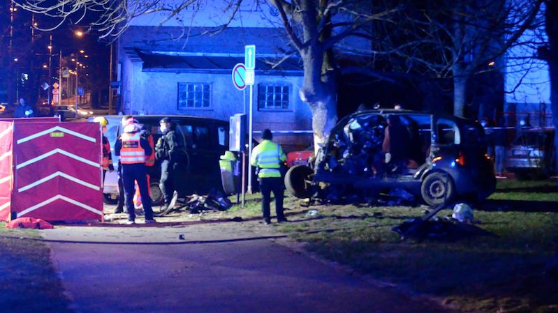 Řidič v Plzni auto sešrotoval o strom, na místě zemřel