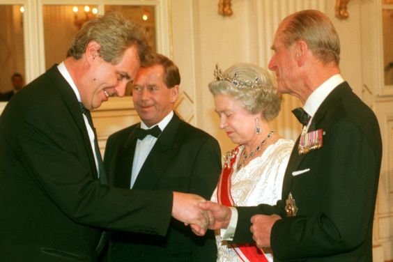 Miloš Zeman se s britským královským párem setkal v roce 1996 za přítomnosti tehdejší hlavy státu Václava Havla.
