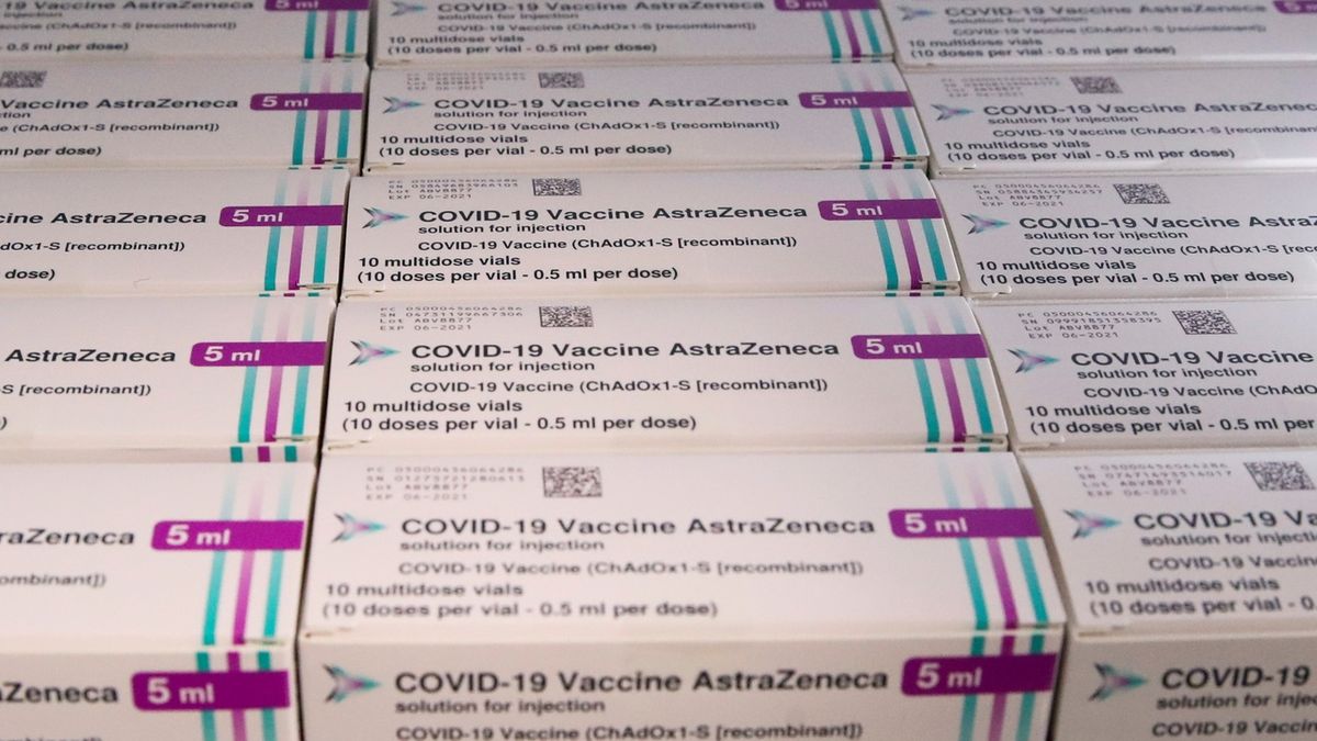 Slováci po smrti 47leté ženy zastavili očkování AstraZenekou