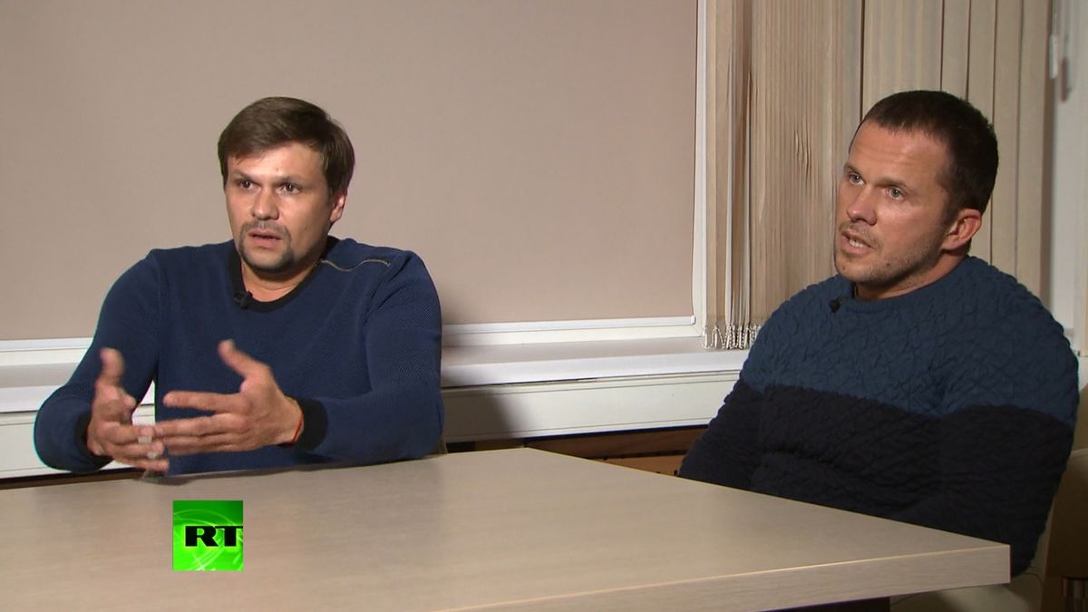 Agenti GRU Anatolij Čepiga (vlevo) a Alexandr Miškin v inscenovaném interview ruské televize RT tvrdí, že se jmenují Ruslan Boširov a Alexandr Petrov a do Salisbury si jeli prohlédnout katedrálu.