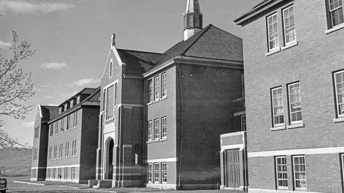 Hlavní administrativní budova internátní školy v Kamloops v Kanadě na dobovém snímku pocházejícím z období kolem roku 1970