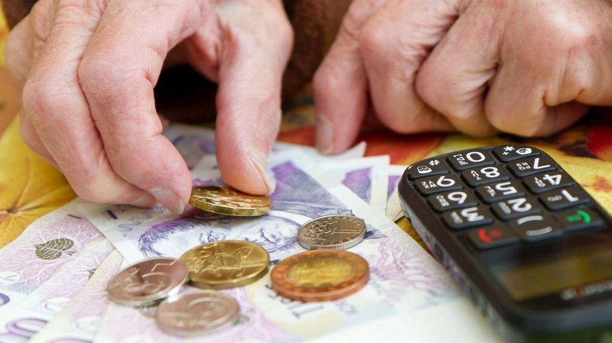 Průměrný důchod překročil hranici 15 tisíc korun