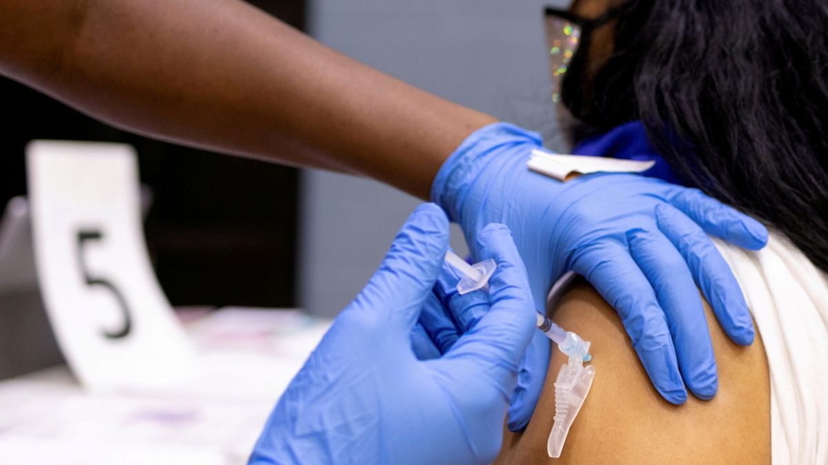 Na třetí dávky se v USA dostane půl roku po očkování