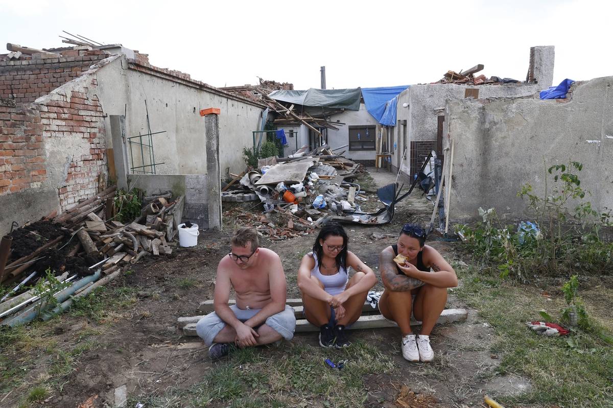 Odklízení následků tornáda v obci Moravská Nová Ves na jižní Moravě.