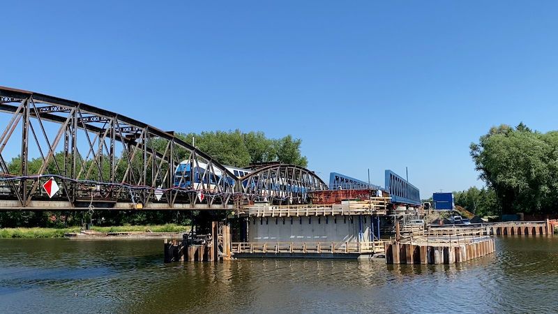 Stavbaři nasouvají nový železniční most přes Labe