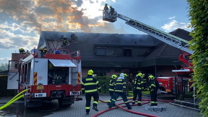 Za požár domu v Horoměřicích se škodou 40 milionů může ventilátor