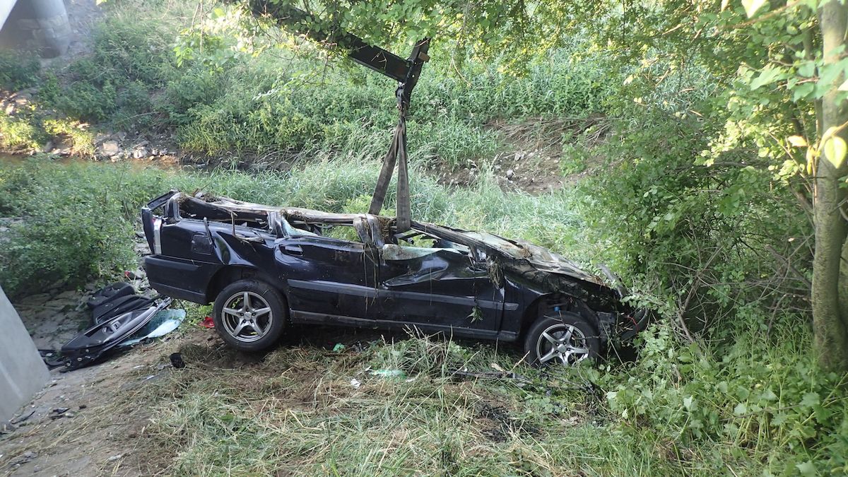 Čtveřice mladíků havarovala na Opavsku, auto letělo přes potok