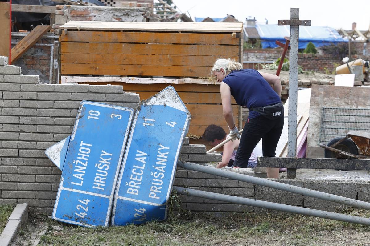 Odklízení následků tornáda v obci Moravská Nová Ves na jižní Moravě.