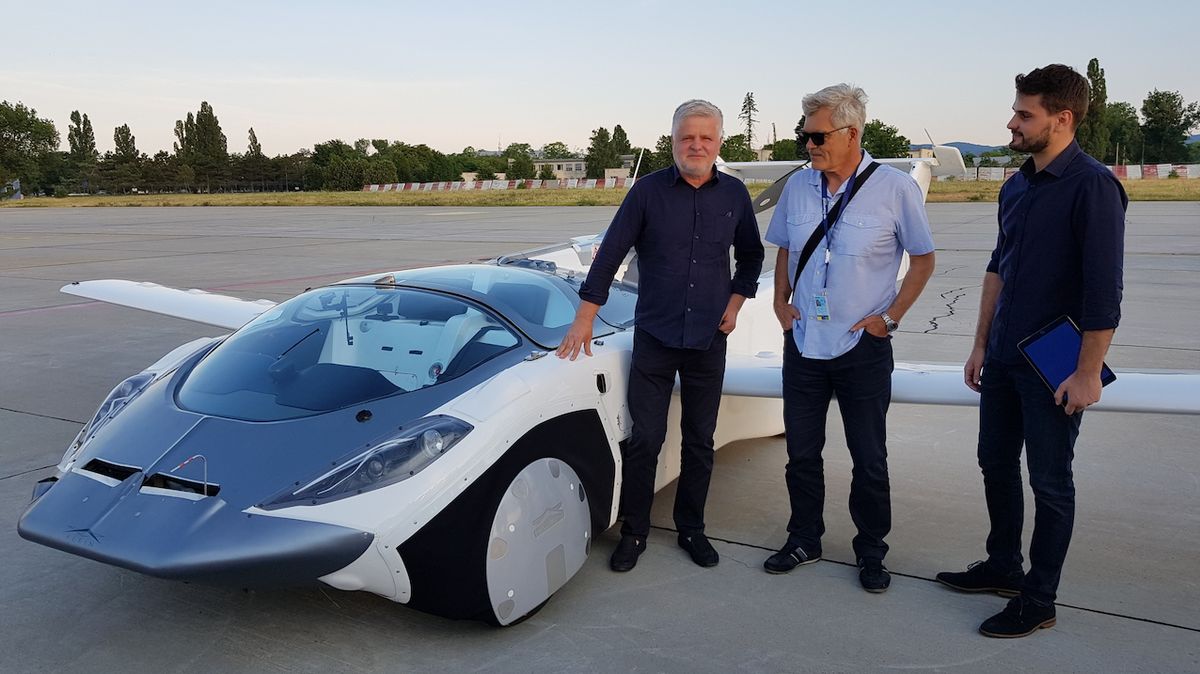 Hudebník Jean-Michel Jarre se proletěl ve slovenském létajícím automobilu